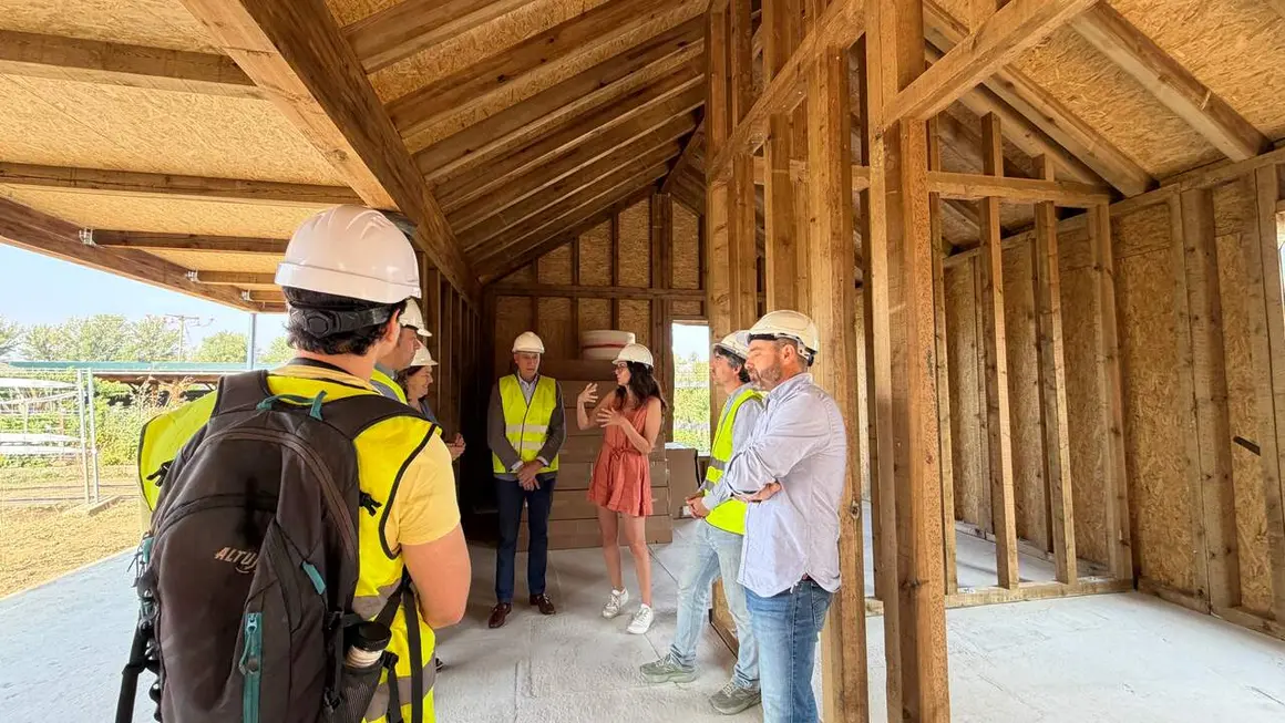 Le&oacute;n levanta un nuevo 'cuartel general' para los Huertos de la Candamia por 285.000 euros.&nbsp;El alcalde de Le&oacute;n, Jos&eacute; Antonio Diez, ha visitado la obra junto a la concejala de Mayores, Lourdes Gonz&aacute;lez, as&iacute; como con t&eacute;cnicos municipales y responsables de las empresas ejecutoras de los trabajos. Foto: Ayto Le&oacute;n.