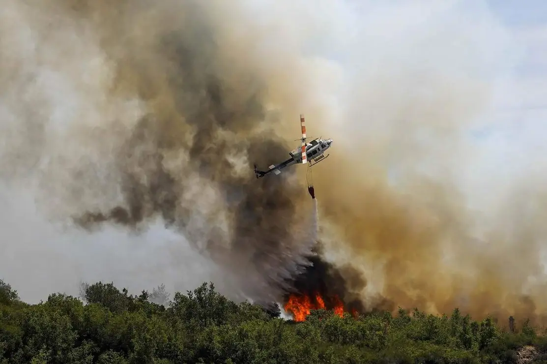 Los incendios m&aacute;s graves de la provincia pierden intensidad 24 horas despu&eacute;s del episodio de m&aacute;ximo riesgo, aunque Valdelaloba y Veguellina (en las fotograf&iacute;as) mantienen la alerta. Fotos: C&eacute;sar S&aacute;nchez