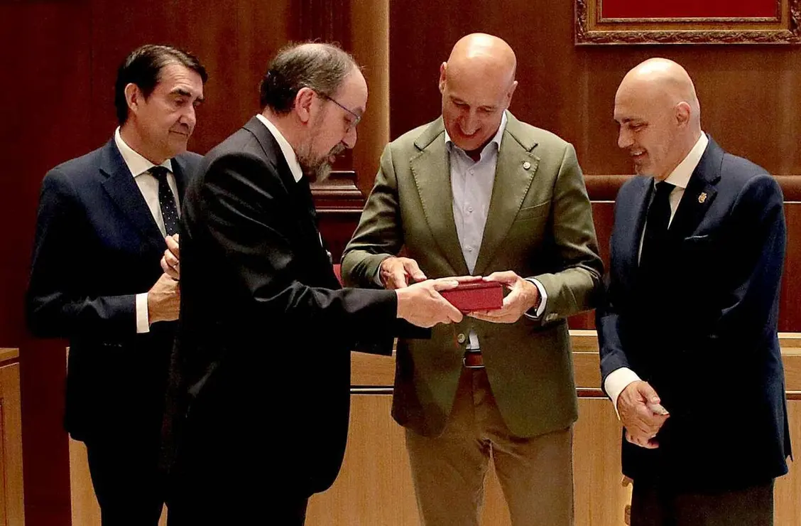 El alcalde de Le&oacute;n, Jos&eacute; Antonio D&iacute;ez recibe el nombramiento de Mantenedor de los Fueros