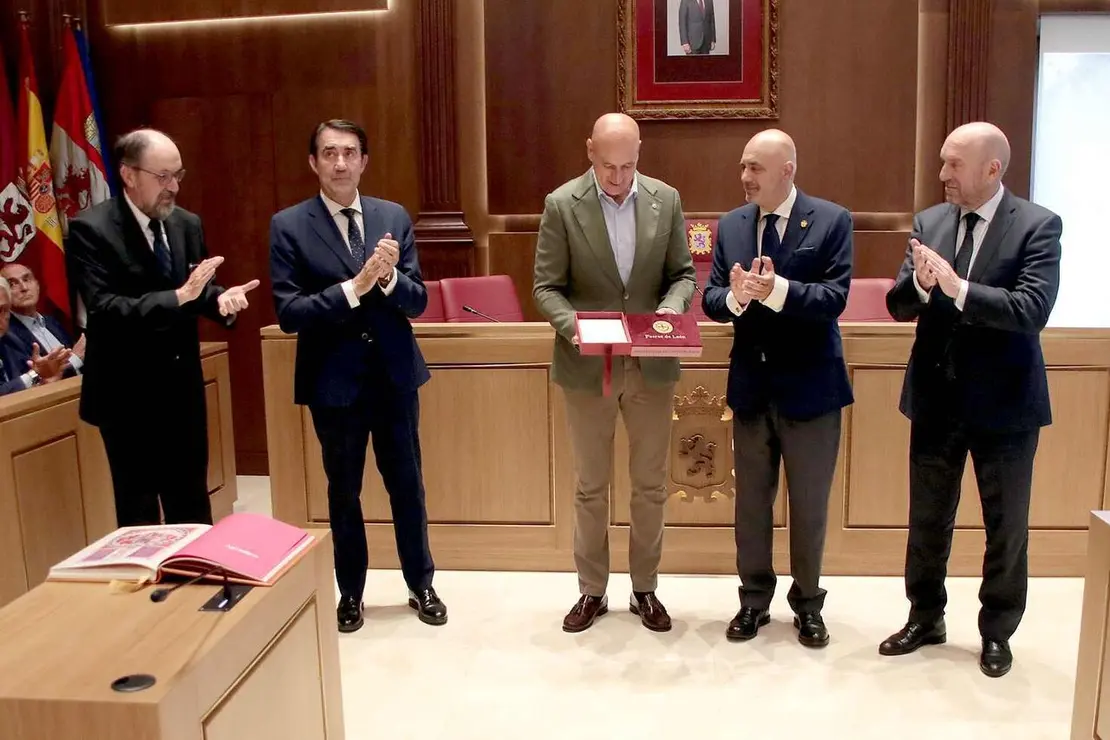 El alcalde de Le&oacute;n, Jos&eacute; Antonio D&iacute;ez recibe el nombramiento de Mantenedor de los Fueros