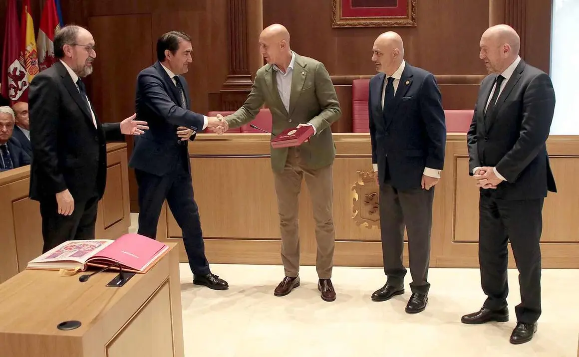El alcalde de Le&oacute;n, Jos&eacute; Antonio D&iacute;ez recibe el nombramiento de Mantenedor de los Fueros