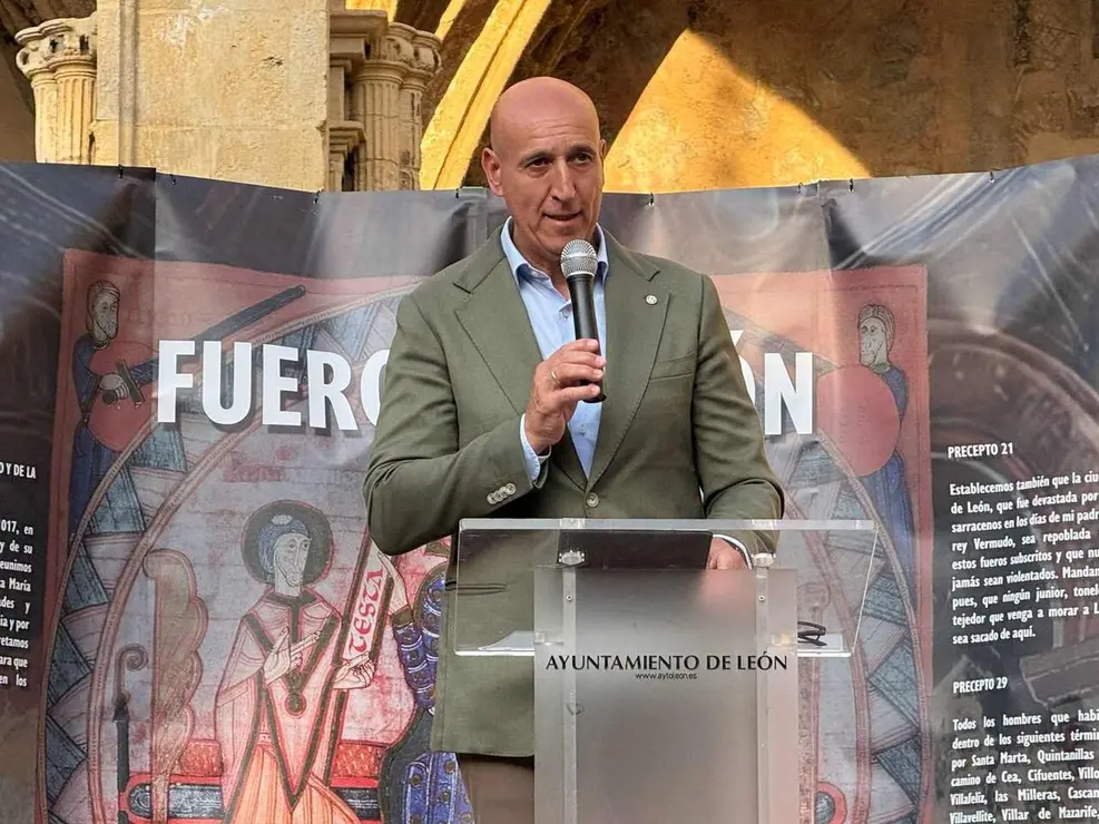 Lectura de los Fueros de Le&oacute;n en el claustro de la Catedral. Foto: AytoLe&oacute;n