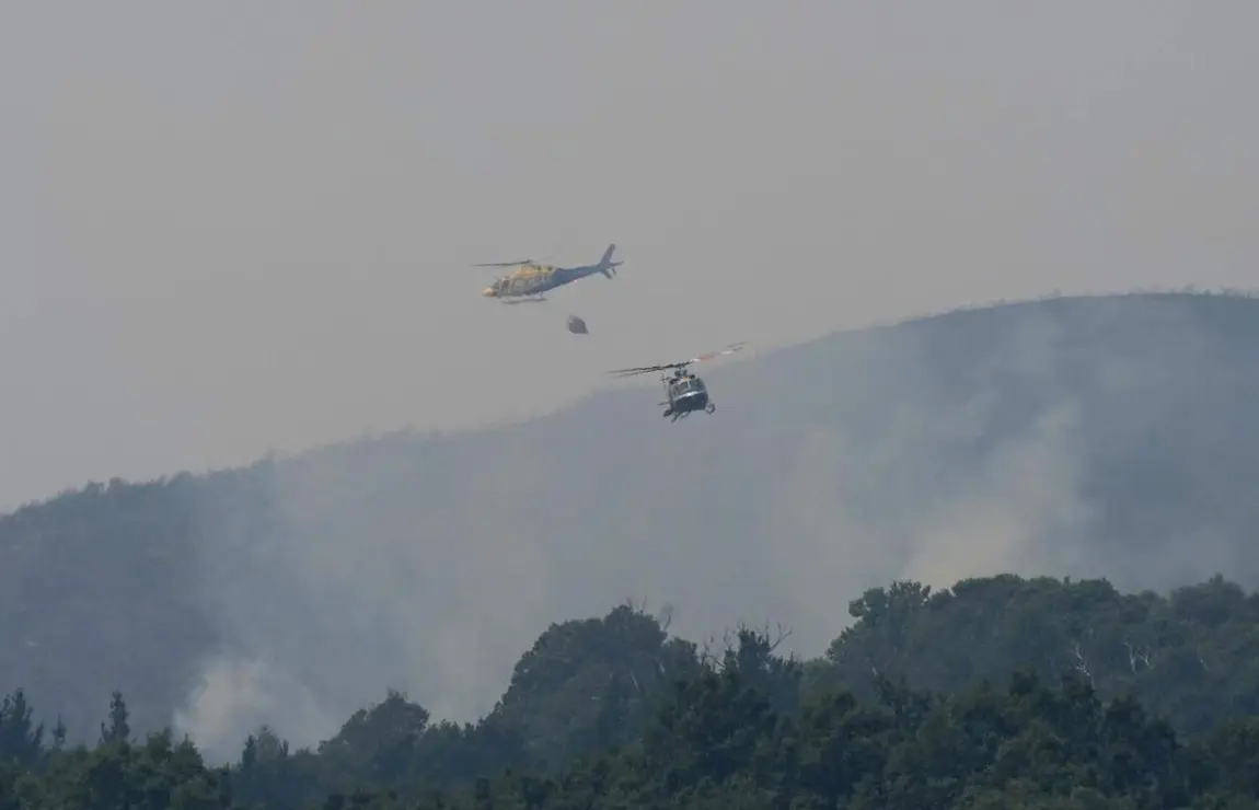 Incendio de Villafranca:&nbsp;el fuego mantiene evacuadas cinco localidades, contin&uacute;a en nivel 2 y amenaza la Reserva de la Biosfera de los Ancares Leoneses mientras otro incendio obliga a cortar parcialmente la A-6. Foto: C&eacute;sar S&aacute;nchez