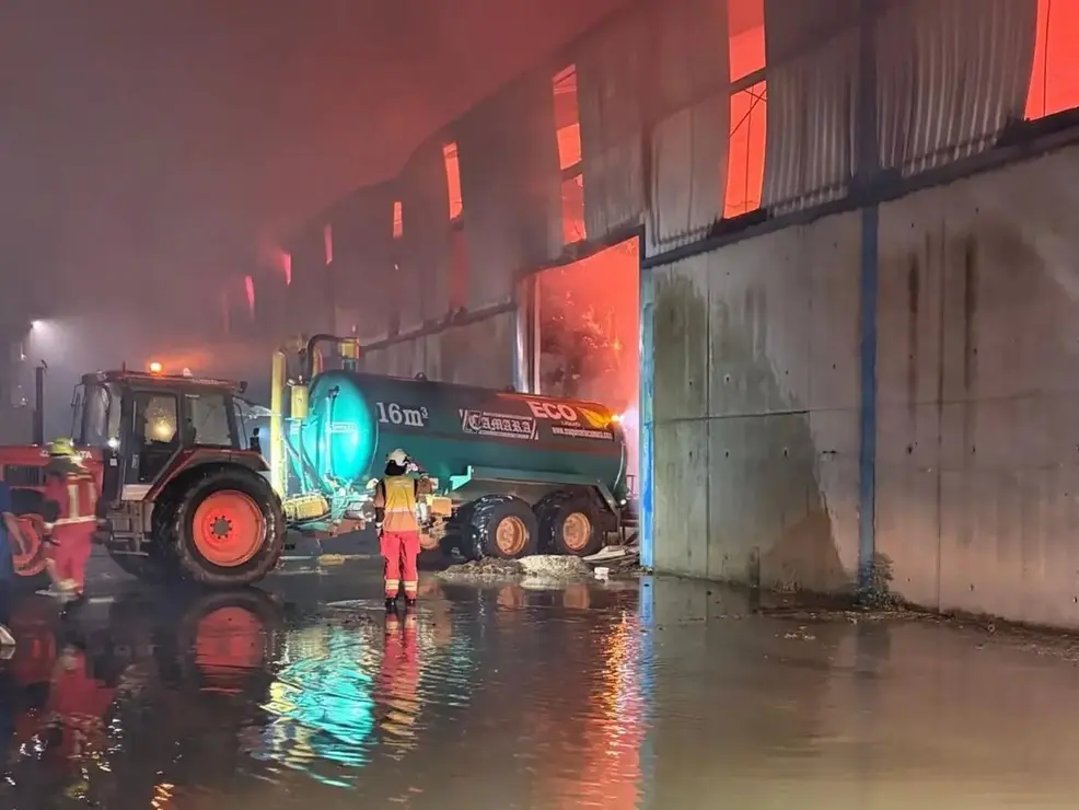 Arde de madrugada una nave agr&iacute;cola en Santib&aacute;&ntilde;ez del Porma sin causar heridos. Foto: Sepeis.