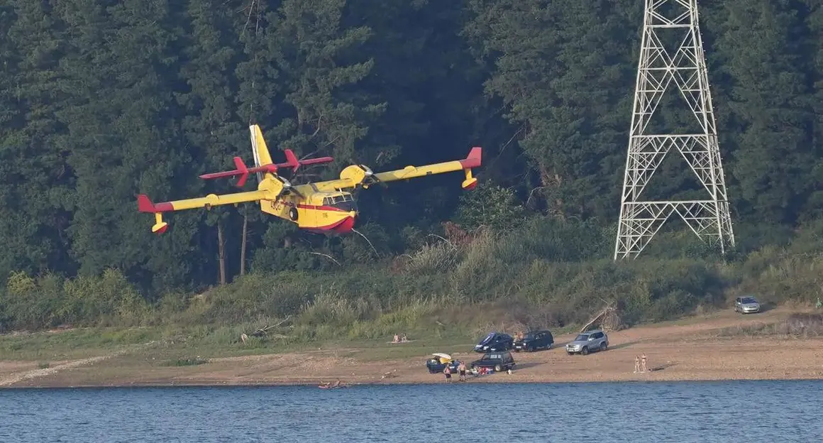 Un hidroavi&oacute;n carga agua en el pantano de B&aacute;rcena, para el incendio de Veguellina en El Bierzo. Foto: C&eacute;sar S&aacute;nchez.