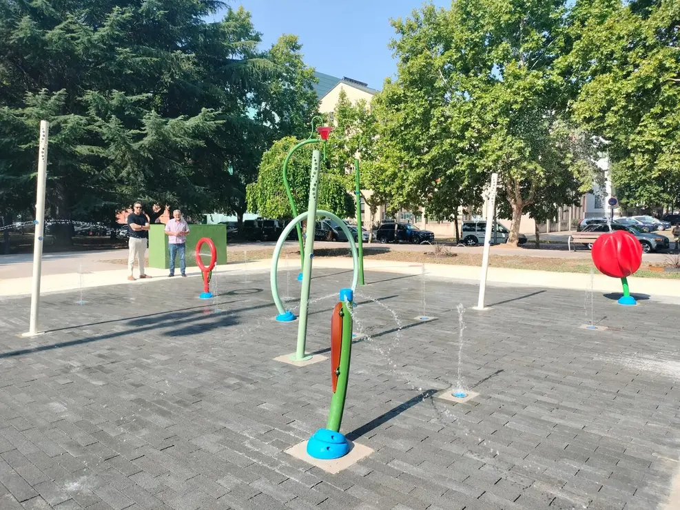 El Parque de la Concordia estrena juegos acu&aacute;ticos tras una inversi&oacute;n de&nbsp;135.000 euros&nbsp;de fondos europeos&nbsp;para crear un espacio que a&uacute;na&nbsp;diversi&oacute;n y mitigaci&oacute;n de&nbsp;los efectos de las altas temperaturas. Fotos: Ayto. Ponferrada.
