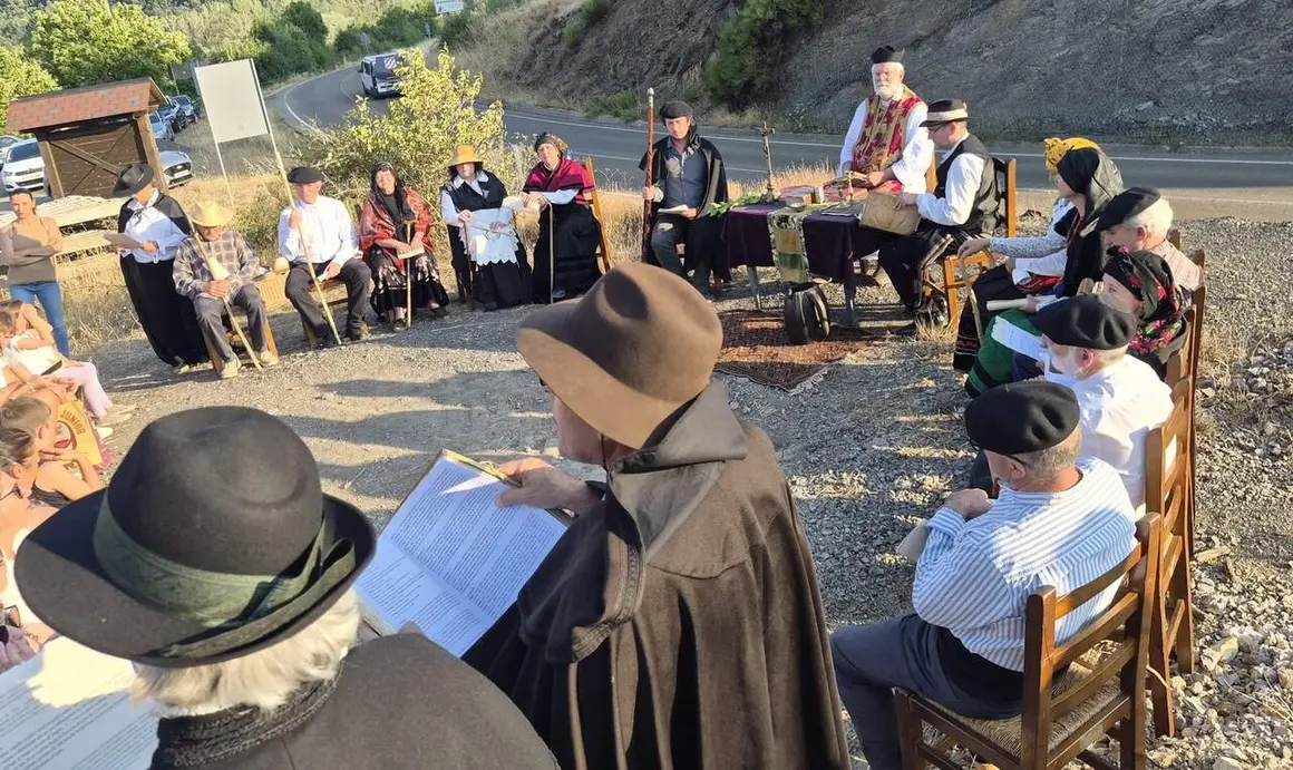 Vecinos de El Escobio, en Vegacervera, recrean con todo lujo de detalle una tradicional asamblea concejil de la monta&ntilde;a leonesa, una forma de gobierno que estuvo vigente durante m&aacute;s de 900 a&ntilde;os.