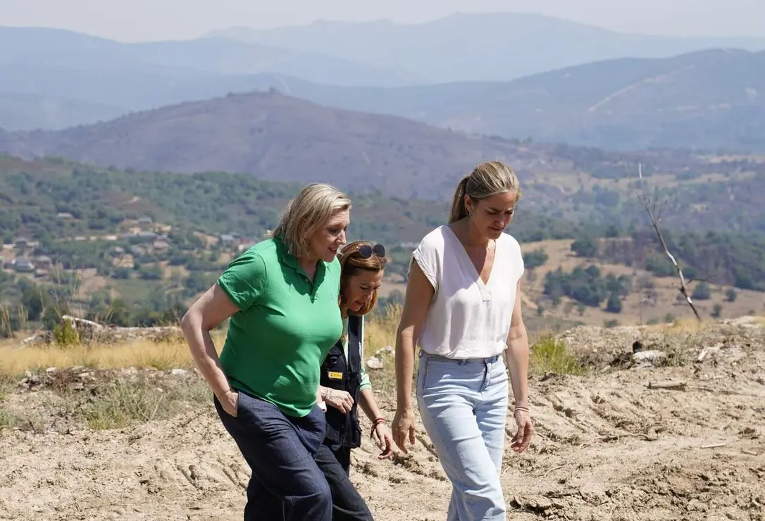 Visita de la vicepresidenta Tercera del Gobierno y Ministra para la Transici&oacute;n Ecol&oacute;gica y el Reto Demogr&aacute;fico, Sara Aagesen y la vicepresidenta de Castilla y Le&oacute;n , Mar&iacute;a Isabel Blanco, al puesto de mando del incendio de Veguellina en Villafranca del Bierzo. Fotos: C&eacute;sar S&aacute;nchez.