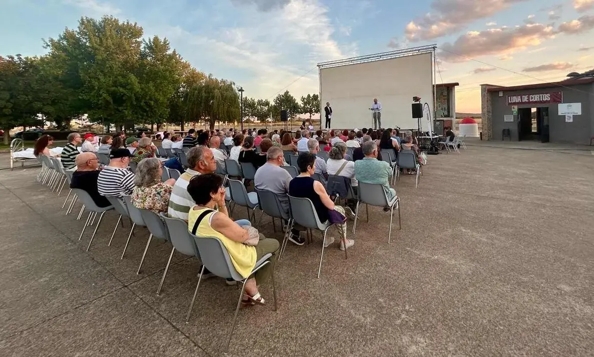 La decimotercera edici&oacute;n del Festival Internacional Luna de Cortos concluye tras una intensa semana de proyecciones, actividades y encuentros, con premios para producciones de Espa&ntilde;a, Grecia y Marruecos y un reconocimiento especial a Miguel P&eacute;rez Garc&iacute;a. Fotos: DipuLe&oacute;n