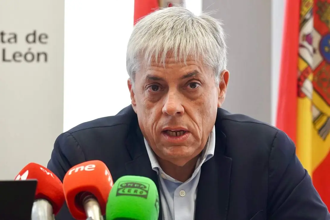 El delegado territorial de la Junta en Le&oacute;n, Eduardo Diego; el director del Museo de la Siderurgia de Sabero, Roberto Fern&aacute;ndez, y el ge&oacute;logo y divulgador, Jos&eacute; Vicente Casado, presentan la VI Feria Minerales, rocas y f&oacute;siles de Castilla y Le&oacute;n