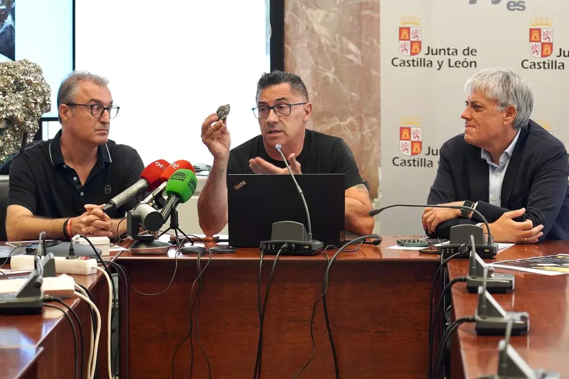 El delegado territorial de la Junta en Le&oacute;n, Eduardo Diego; el director del Museo de la Siderurgia de Sabero, Roberto Fern&aacute;ndez, y el ge&oacute;logo y divulgador, Jos&eacute; Vicente Casado, presentan la VI Feria Minerales, rocas y f&oacute;siles de Castilla y Le&oacute;n