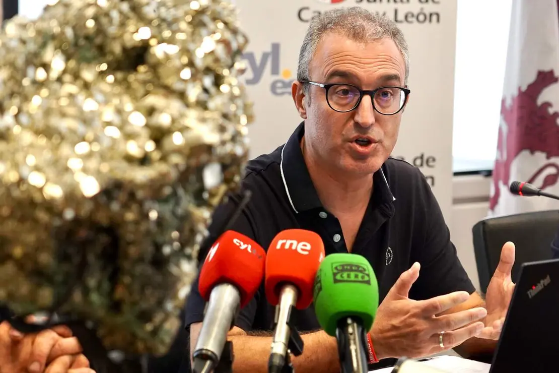 El delegado territorial de la Junta en Le&oacute;n, Eduardo Diego; el director del Museo de la Siderurgia de Sabero, Roberto Fern&aacute;ndez, y el ge&oacute;logo y divulgador, Jos&eacute; Vicente Casado, presentan la VI Feria Minerales, rocas y f&oacute;siles de Castilla y Le&oacute;n