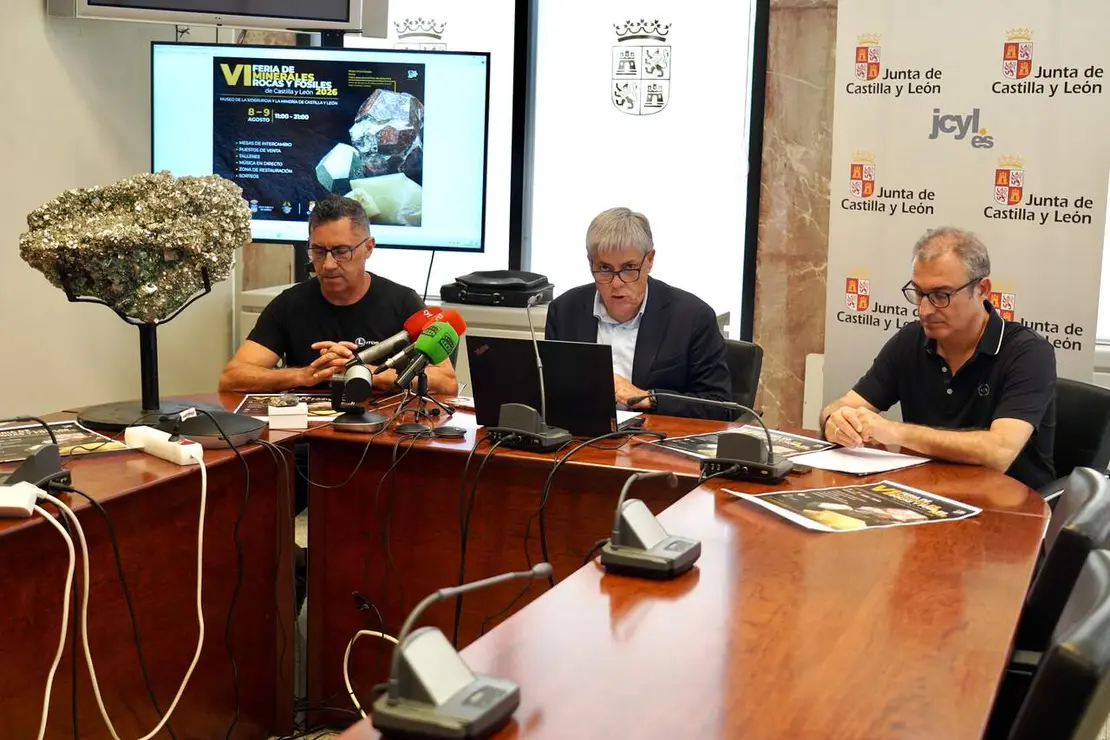 El delegado territorial de la Junta en Le&oacute;n, Eduardo Diego; el director del Museo de la Siderurgia de Sabero, Roberto Fern&aacute;ndez, y el ge&oacute;logo y divulgador, Jos&eacute; Vicente Casado, presentan la VI Feria Minerales, rocas y f&oacute;siles de Castilla y Le&oacute;n