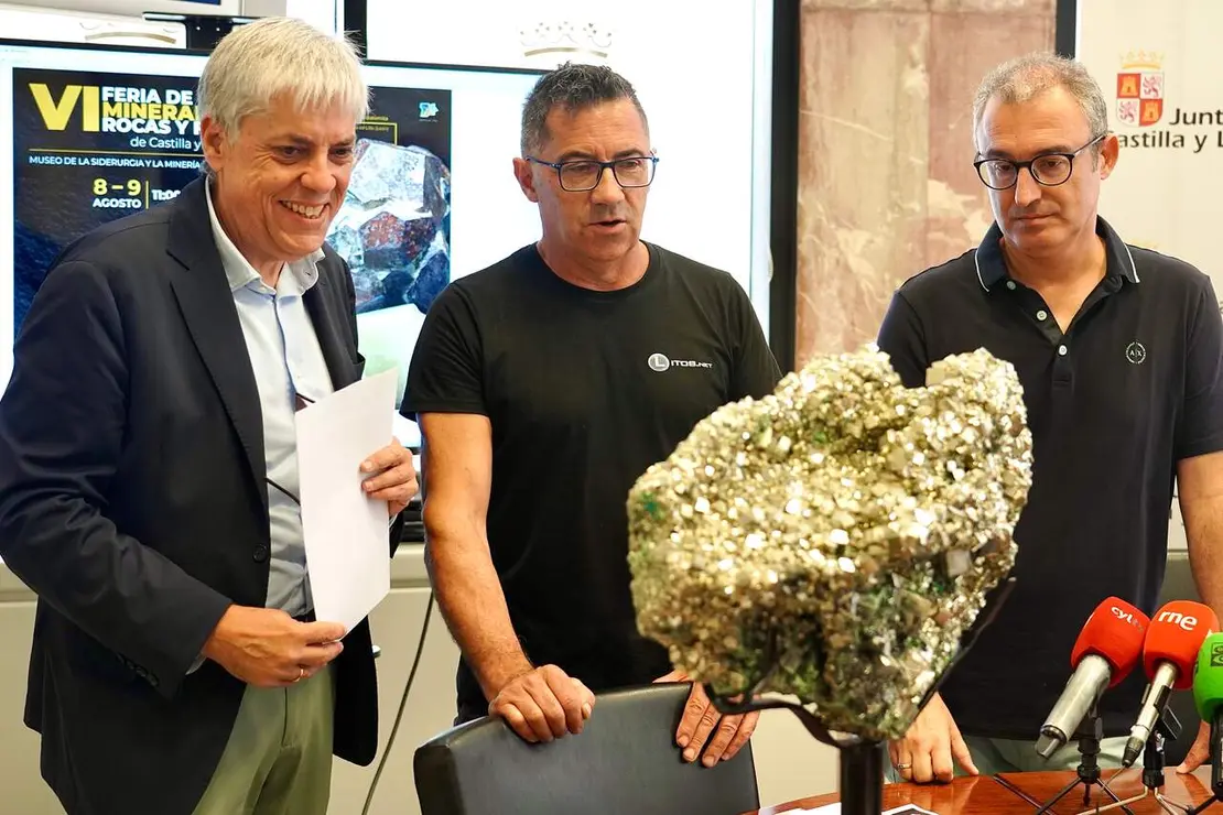 El delegado territorial de la Junta en Le&oacute;n, Eduardo Diego; el director del Museo de la Siderurgia de Sabero, Roberto Fern&aacute;ndez, y el ge&oacute;logo y divulgador, Jos&eacute; Vicente Casado, presentan la VI Feria Minerales, rocas y f&oacute;siles de Castilla y Le&oacute;n