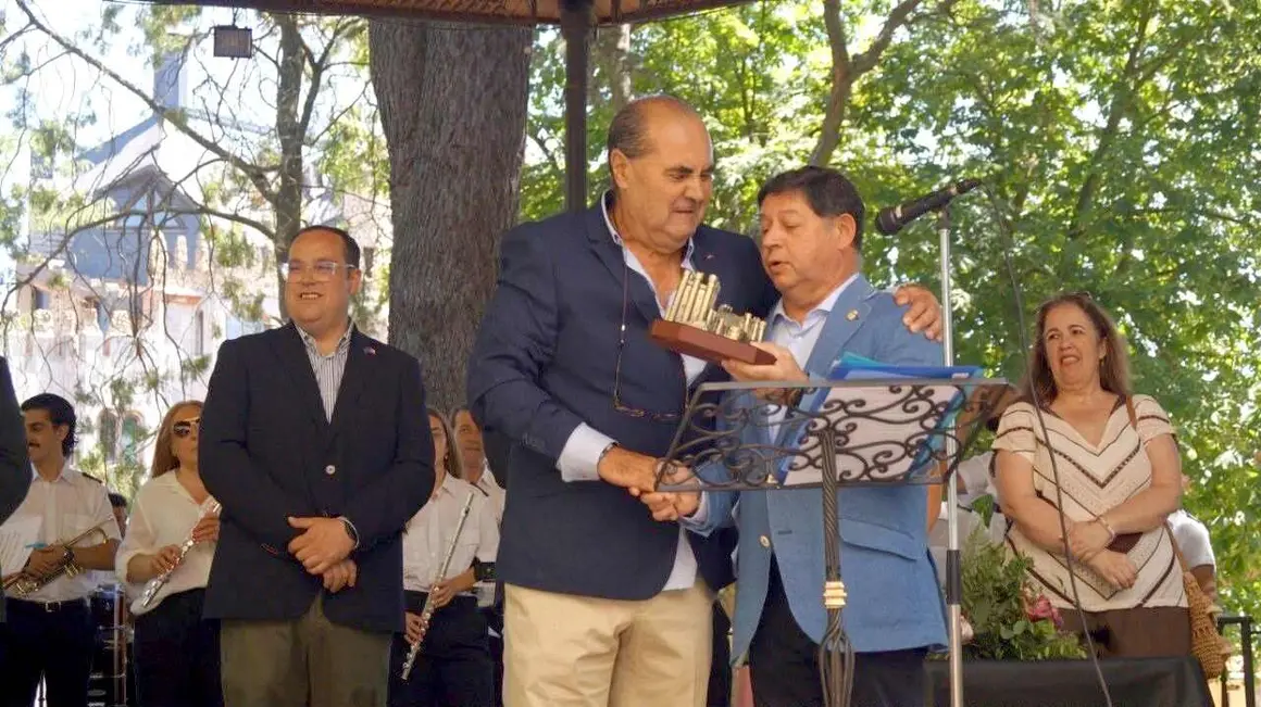 La Astur Feria se consolida en Coyanza tras un multitudinario fin de semana. La tercera edici&oacute;n del certamen reuni&oacute; a cientos de visitantes en Valencia de Don Juan con actividades culturales, gastronom&iacute;a, m&uacute;sica tradicional y un homenaje a Carlos Guti&eacute;rrez Gonz&aacute;lez como Paisano de Honor 2026.