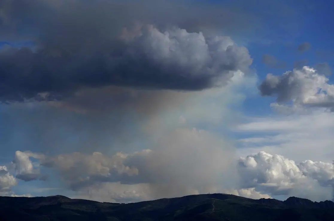 Nube de humo del incendio de Benuza (Le&oacute;n), visto desde Ponferrada