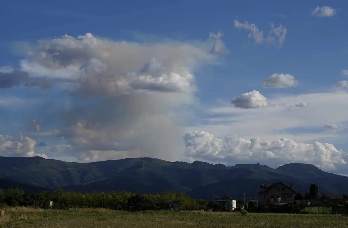 Nube de humo del incendio de Benuza (Le&oacute;n), visto desde Ponferrada