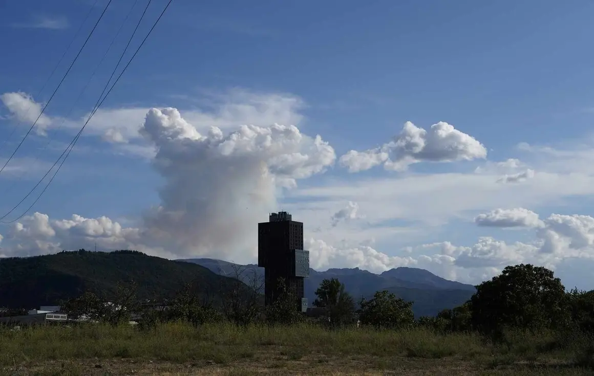 Nube de humo del incendio de Benuza (Le&oacute;n), visto desde Ponferrada