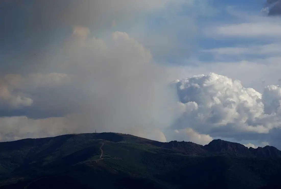 Nube de humo del incendio de Benuza (Le&oacute;n), visto desde Ponferrada