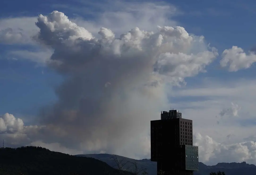 El incendio forestal de Veguellina, en El Bierzo, permaneci&oacute; estabilizado durante gran parte de la jornada de este lunes, aunque una reactivaci&oacute;n registrada a &uacute;ltima hora de la tarde en el flanco oeste oblig&oacute; a concentrar los esfuerzos del operativo en una de las zonas m&aacute;s complicadas del per&iacute;metro. Fotos: C&eacute;sar S&aacute;nchez