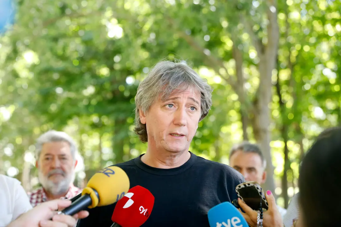 El secretario general del PSCyL, Carlos Mart&iacute;nez, atiende a los medios antes de visitar el yacimiento arqueol&oacute;gico &lsquo;Abrigo del Molino&rsquo; de Segovia