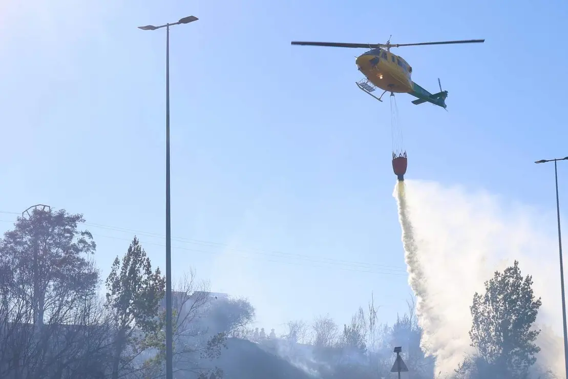 Un incendio declarado en Oteruelo de la Valdoncina (Le&oacute;n) obliga a cortar el tr&aacute;fico en la N-120 y alerta al vecindario. Fotos: Campillo