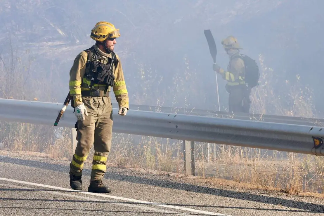 Un incendio declarado en Oteruelo de la Valdoncina (Le&oacute;n) obliga a cortar el tr&aacute;fico en la N-120 y alerta al vecindario. Fotos: Campillo