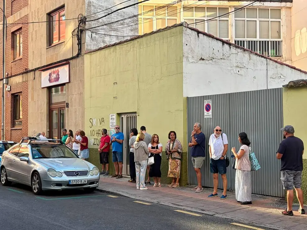 Largas colas en Espacio V&iacute;as y en Le&oacute;n Joven por el reparto de gafas gratuitas para ver el eclipse en Le&oacute;n