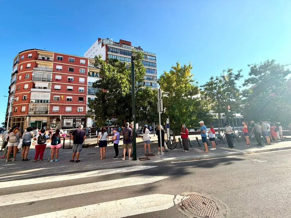 Largas colas en Espacio V&iacute;as y en Le&oacute;n Joven por el reparto de gafas gratuitas para ver el eclipse en Le&oacute;n