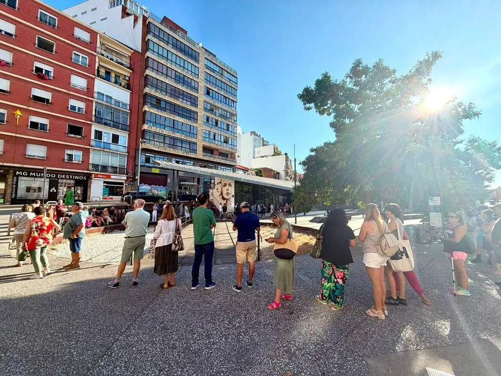 Largas colas en Espacio V&iacute;as y en Le&oacute;n Joven por el reparto de gafas gratuitas para ver el eclipse en Le&oacute;n