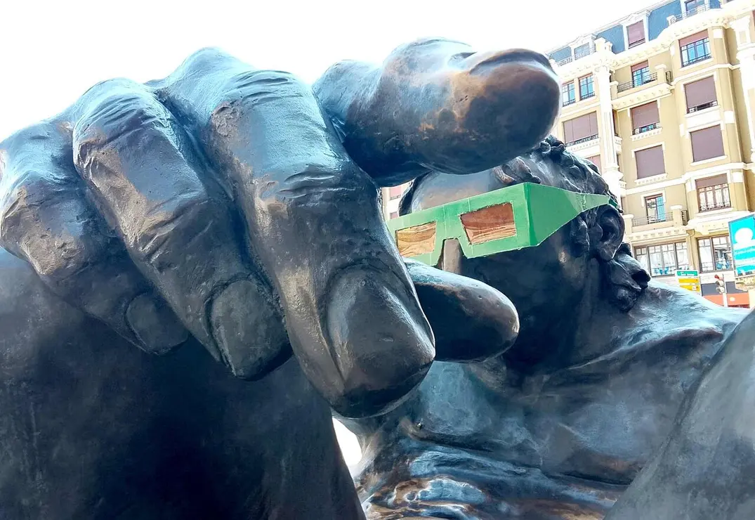 Una acci&oacute;n ef&iacute;mera de Carlos Cuenllas, realizada con el consentimiento del escultor Amancio Gonz&aacute;lez, invita a redescubrir una de las obras m&aacute;s reconocibles del paisaje urbano leon&eacute;s desde el humor y la interacci&oacute;n con el espacio p&uacute;blico.