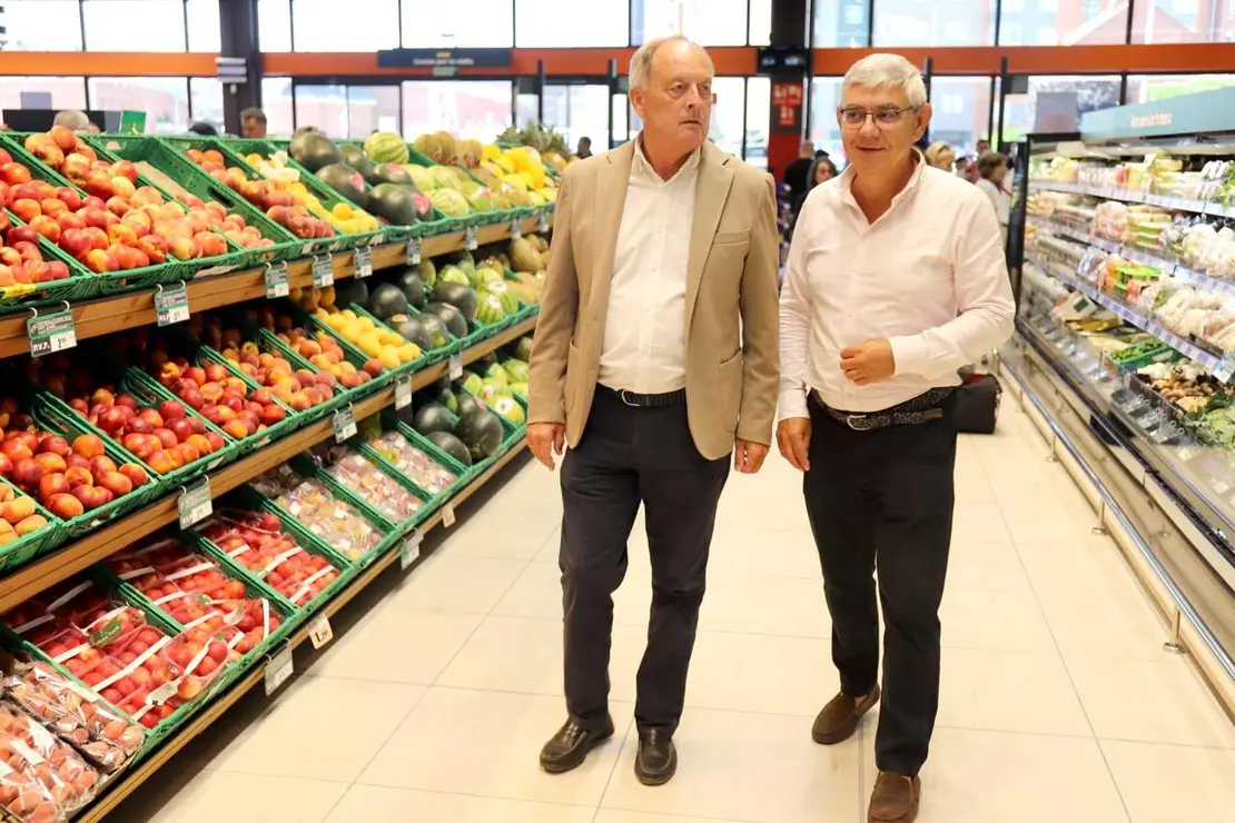 El nuevo Gadis de Trobajo del Camino ha abierto este jueves sus puertas en medio de una gran expectaci&oacute;n y con una notable afluencia de clientes desde los primeros momentos de actividad. El establecimiento, situado en la confluencia de la calle Antonio V&aacute;zquez Fern&aacute;ndez con la antigua calle Dulcinea, inicia as&iacute; su recorrido como uno de los nuevos referentes comerciales del alfoz de Le&oacute;n. Fotos: Isaac Llamazares | M.A. Garc&iacute;a