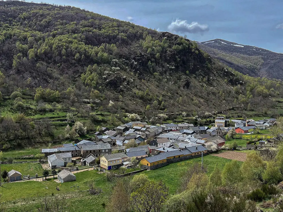 Varios vecinos de la localidad leonesa de Fasgar, perteneciente al Ayuntamiento de Murias de Paredes, muestran su apoyo a la comunidad  'Rainbow Family', cuyos miembros pernoctan en un refugio propiedad de la Junta Vecinal en los alrededores de Campo de Santiago