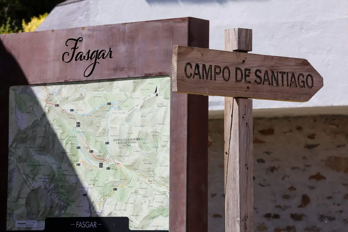 Varios vecinos de la localidad leonesa de Fasgar, perteneciente al Ayuntamiento de Murias de Paredes, muestran su apoyo a la comunidad  'Rainbow Family', cuyos miembros pernoctan en un refugio propiedad de la Junta Vecinal en los alrededores de Campo de Santiago