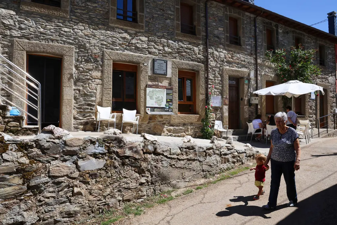 Varios vecinos de la localidad leonesa de Fasgar, perteneciente al Ayuntamiento de Murias de Paredes, muestran su apoyo a la comunidad  'Rainbow Family', cuyos miembros pernoctan en un refugio propiedad de la Junta Vecinal en los alrededores de Campo de Santiago