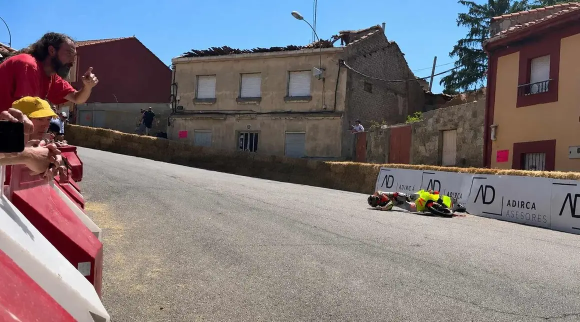 Imagen del momento en el que el piloto ha sufrido el aparatoso accidente.