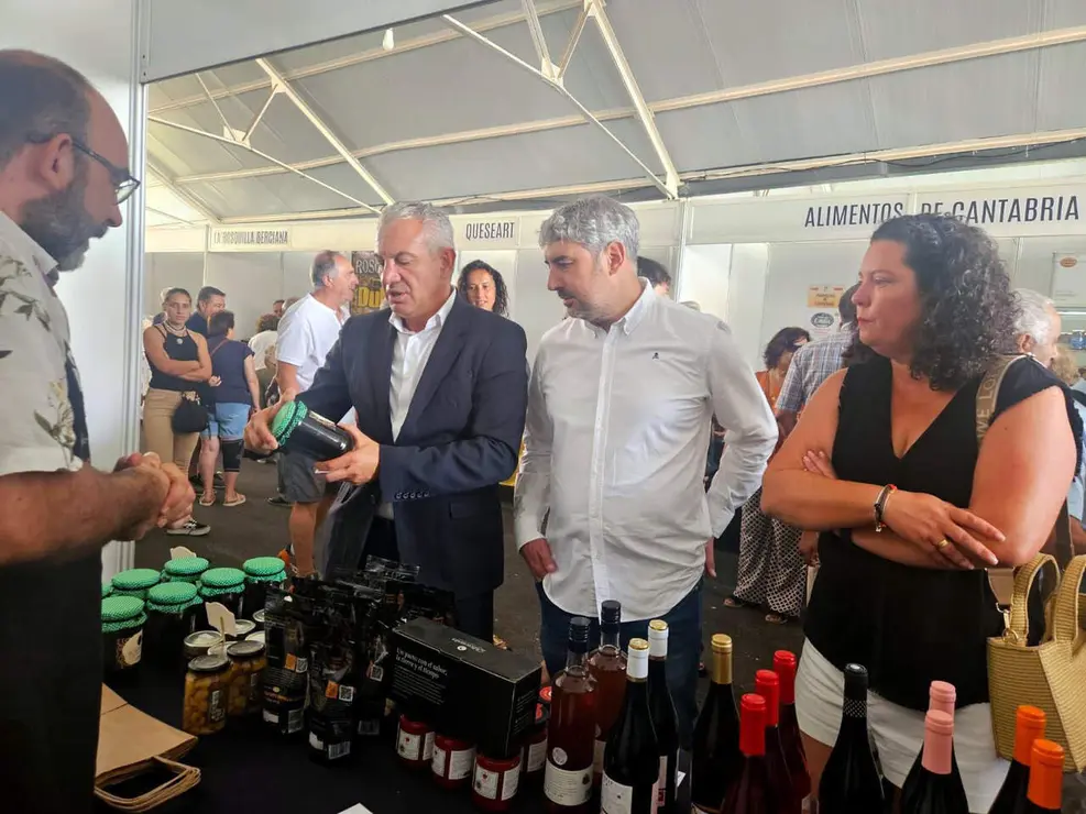 El delegado del Gobierno, Nicanor Sen, participa en la XVII Feria Agroalimentaria, Artesan&iacute;a y Ap&iacute;cola de la localidad leonesa de El Espino