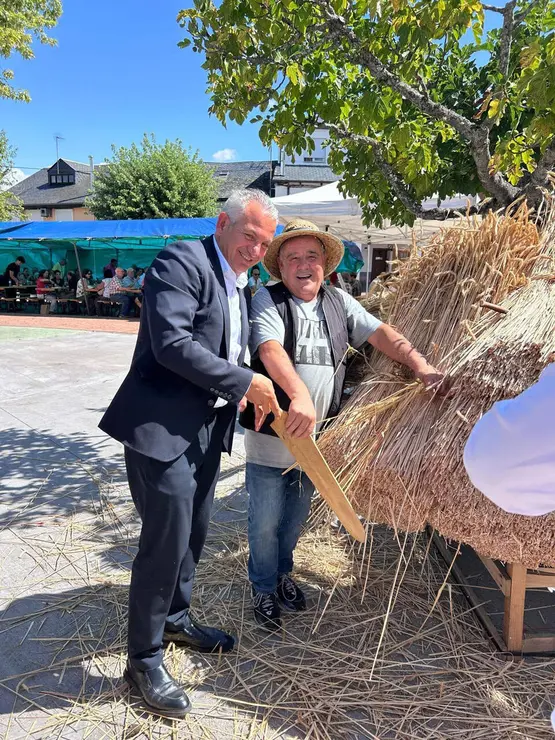 El delegado del Gobierno, Nicanor Sen, participa en la XVII Feria Agroalimentaria, Artesan&iacute;a y Ap&iacute;cola de la localidad leonesa de El Espino