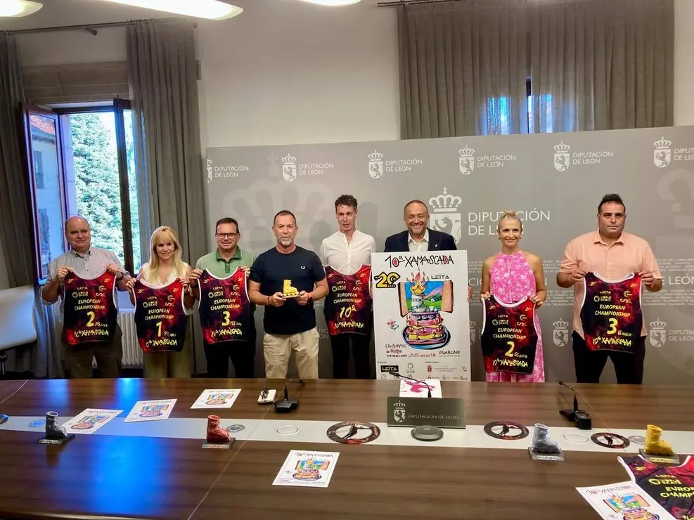 El presidente de la Diputaci&oacute;n de Le&oacute;n, Gerardo &Aacute;lvarez Courel, presenta la X Xamascada Campeonatos de Europa Alpino en L&iacute;nea acompa&ntilde;ado por el alcalde de Villablino, Mario Rivas, el secretario general de la Real Federaci&oacute;n Espa&ntilde;ola de Patinaje, Manuel Moreno Juristo; y el director deportivo del Club Leitariegos y de la competici&oacute;n, Julio Anel Martin-Granizo