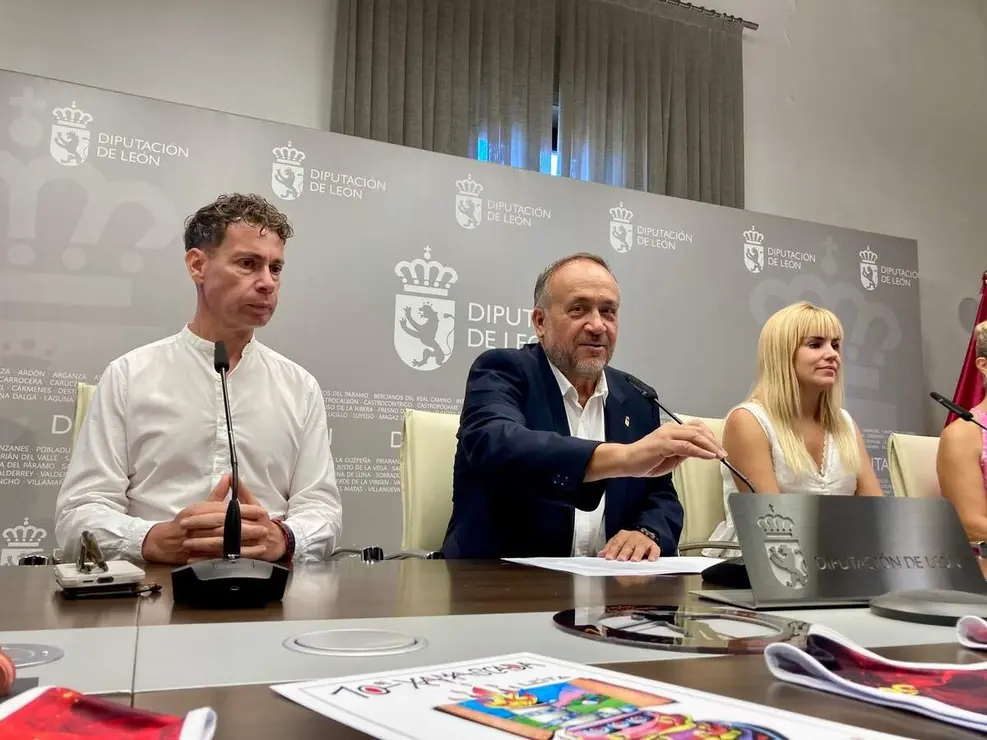 El presidente de la Diputaci&oacute;n de Le&oacute;n, Gerardo &Aacute;lvarez Courel, presenta la X Xamascada Campeonatos de Europa Alpino en L&iacute;nea acompa&ntilde;ado por el alcalde de Villablino, Mario Rivas, el secretario general de la Real Federaci&oacute;n Espa&ntilde;ola de Patinaje, Manuel Moreno Juristo; y el director deportivo del Club Leitariegos y de la competici&oacute;n, Julio Anel Martin-Granizo