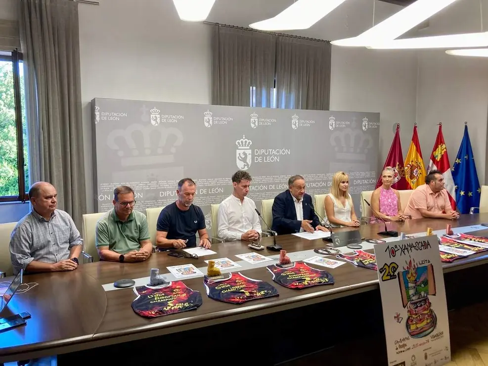 El presidente de la Diputaci&oacute;n de Le&oacute;n, Gerardo &Aacute;lvarez Courel, presenta la X Xamascada Campeonatos de Europa Alpino en L&iacute;nea acompa&ntilde;ado por el alcalde de Villablino, Mario Rivas, el secretario general de la Real Federaci&oacute;n Espa&ntilde;ola de Patinaje, Manuel Moreno Juristo; y el director deportivo del Club Leitariegos y de la competici&oacute;n, Julio Anel Martin-Granizo