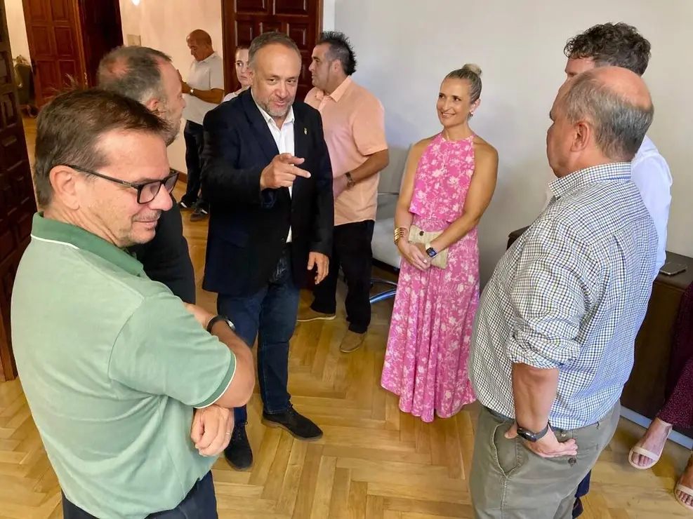 El presidente de la Diputaci&oacute;n de Le&oacute;n, Gerardo &Aacute;lvarez Courel, presenta la X Xamascada Campeonatos de Europa Alpino en L&iacute;nea acompa&ntilde;ado por el alcalde de Villablino, Mario Rivas, el secretario general de la Real Federaci&oacute;n Espa&ntilde;ola de Patinaje, Manuel Moreno Juristo; y el director deportivo del Club Leitariegos y de la competici&oacute;n, Julio Anel Martin-Granizo