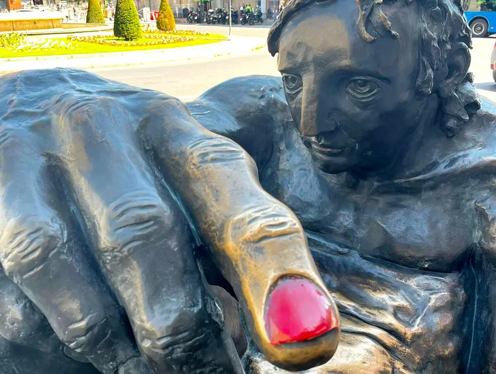 A La Negrilla le pintan la u&ntilde;a (de rojo).&nbsp;La escultura de Amancio Gonz&aacute;lez aparece con una u&ntilde;a roja pocos d&iacute;as despu&eacute;s de la permitida y no agresiva intervenci&oacute;n de Cuenllas por el eclipse. Fotos: &Aacute;lvaro Guti&eacute;rrez