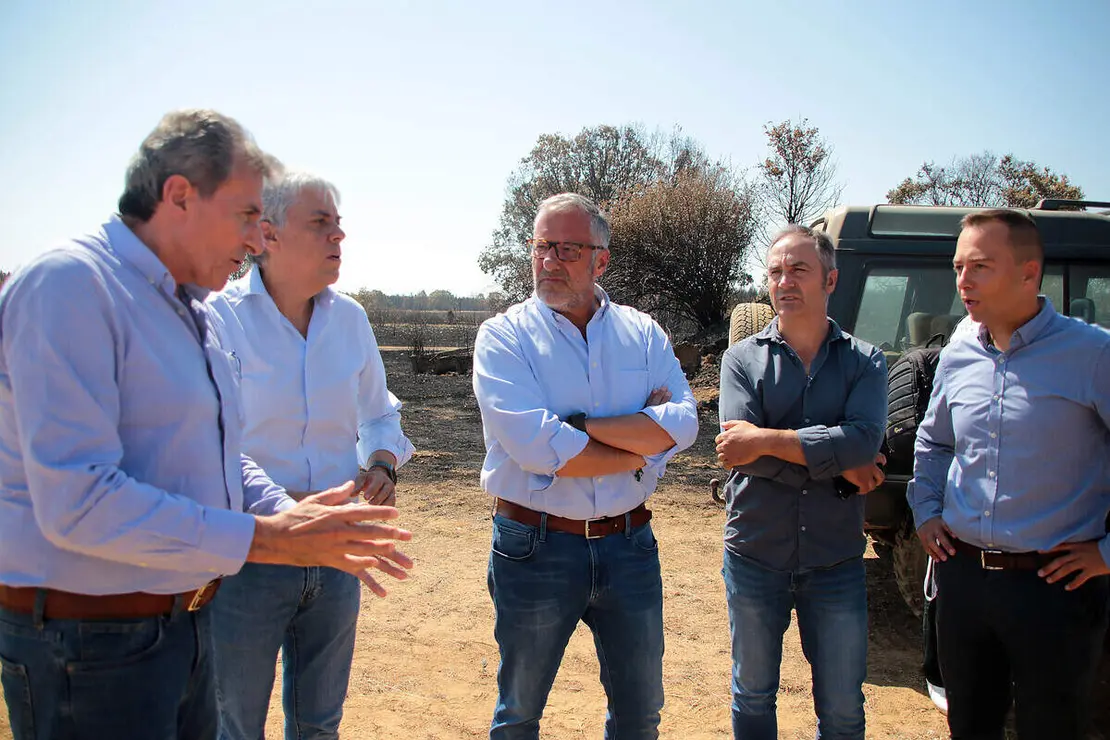 El vicepresidente primero de la Junta y consejero de Desregulaci&oacute;n, Familia y Ayudas Sociales, Carlos Poll&aacute;n, visita la explotaci&oacute;n bovina (Sociedad Agraria de Transformaci&oacute;n) Garfi Sen Santa Mar&iacute;a del Condado (Le&oacute;n), donde, en colaboraci&oacute;n con Acor, se entregar&aacute; un cami&oacute;n con pulpa de remolacha para los afectados por los incendios en Le&oacute;n