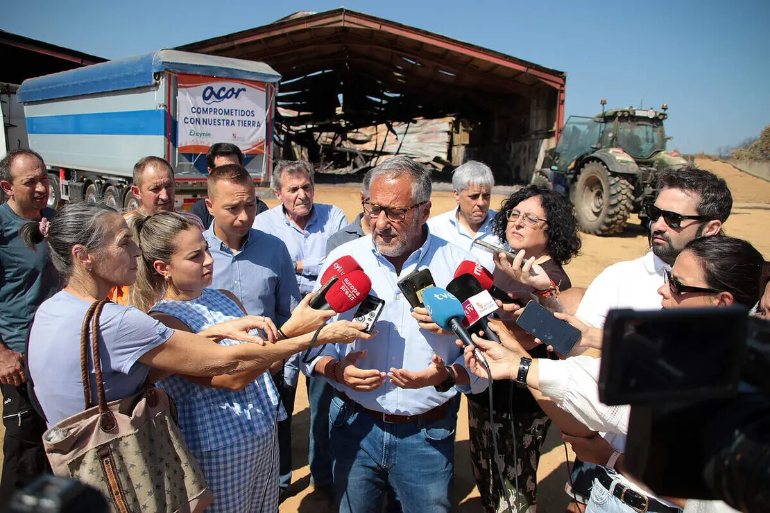 El vicepresidente primero de la Junta y consejero de Desregulaci&oacute;n, Familia y Ayudas Sociales, Carlos Poll&aacute;n, visita la explotaci&oacute;n bovina (Sociedad Agraria de Transformaci&oacute;n) Garfi Sen Santa Mar&iacute;a del Condado (Le&oacute;n), donde, en colaboraci&oacute;n con Acor, se entregar&aacute; un cami&oacute;n con pulpa de remolacha para los afectados por los incendios en Le&oacute;n