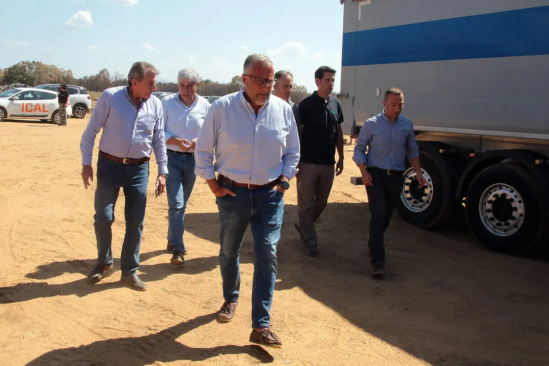 El vicepresidente primero de la Junta y consejero de Desregulaci&oacute;n, Familia y Ayudas Sociales, Carlos Poll&aacute;n, visita la explotaci&oacute;n bovina (Sociedad Agraria de Transformaci&oacute;n) Garfi Sen Santa Mar&iacute;a del Condado (Le&oacute;n), donde, en colaboraci&oacute;n con Acor, se entregar&aacute; un cami&oacute;n con pulpa de remolacha para los afectados por los incendios en Le&oacute;n