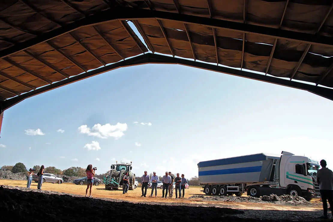 El vicepresidente primero de la Junta y consejero de Desregulaci&oacute;n, Familia y Ayudas Sociales, Carlos Poll&aacute;n, visita la explotaci&oacute;n bovina (Sociedad Agraria de Transformaci&oacute;n) Garfi Sen Santa Mar&iacute;a del Condado (Le&oacute;n), donde, en colaboraci&oacute;n con Acor, se entregar&aacute; un cami&oacute;n con pulpa de remolacha para los afectados por los incendios en Le&oacute;n