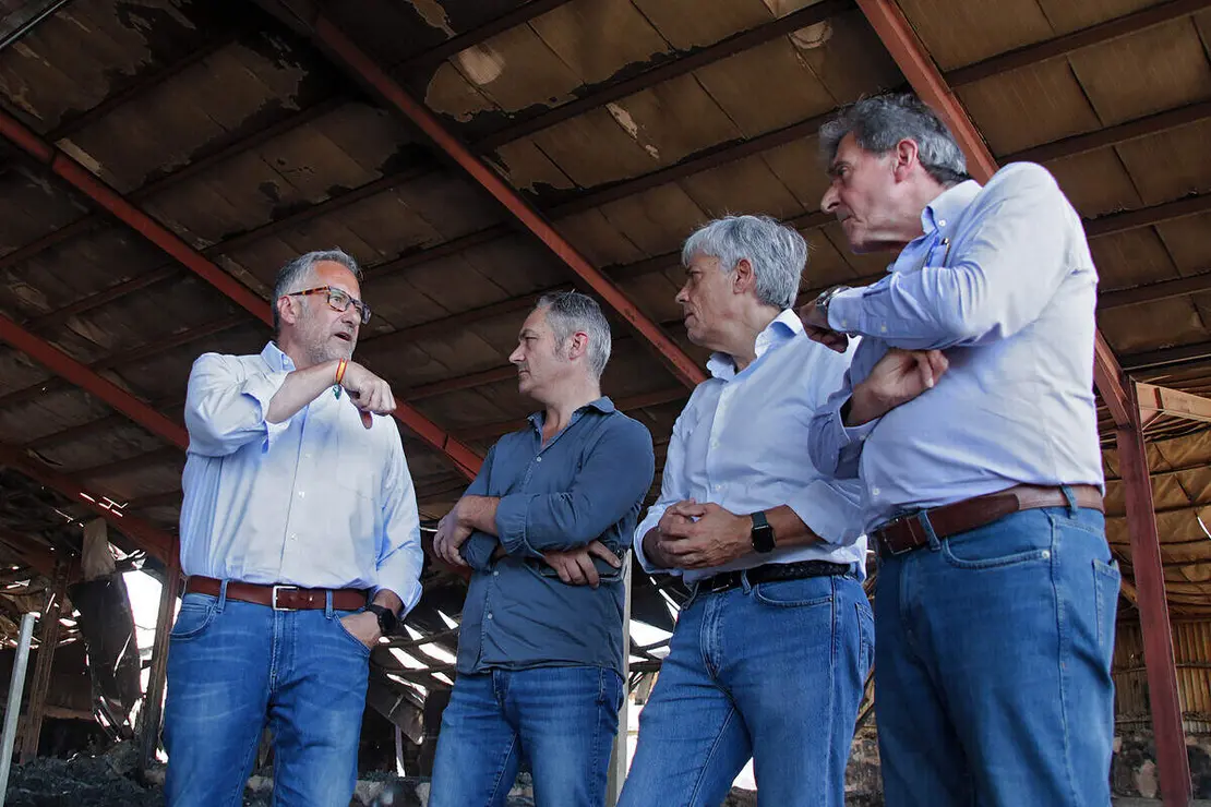 El vicepresidente primero de la Junta y consejero de Desregulaci&oacute;n, Familia y Ayudas Sociales, Carlos Poll&aacute;n, visita la explotaci&oacute;n bovina (Sociedad Agraria de Transformaci&oacute;n) Garfi Sen Santa Mar&iacute;a del Condado (Le&oacute;n), donde, en colaboraci&oacute;n con Acor, se entregar&aacute; un cami&oacute;n con pulpa de remolacha para los afectados por los incendios en Le&oacute;n