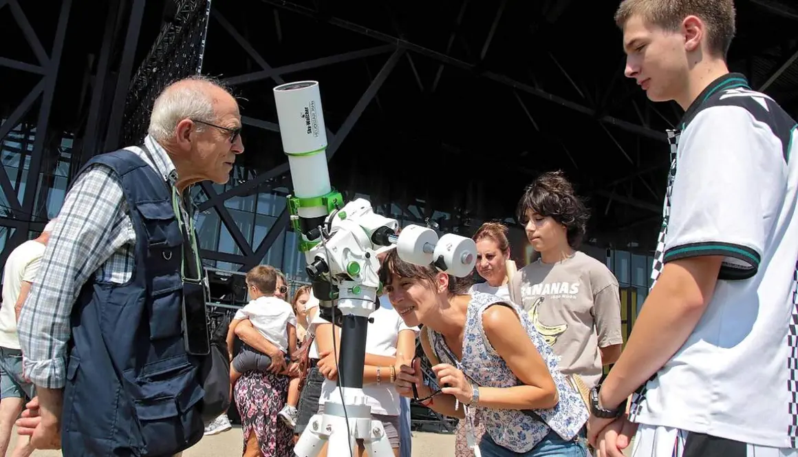 Cientos de leoneses se acercan al Palacio de Exposiciones para disfrutar de las actividades programadas mientras la ciudad aguarda el eclipse total de Sol. Fotos: Peio Garc&iacute;a