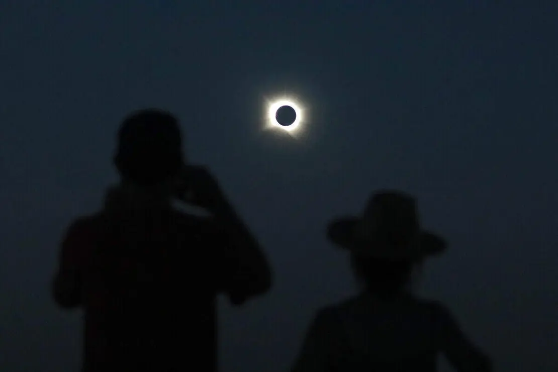 Eclipse total de sol sobre Le&oacute;n
